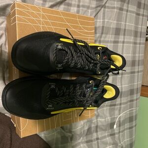 Li-Ning way of wade flash “caution”